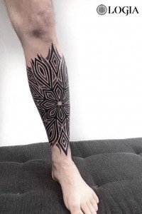 tatuaje-pierna-ornamental-andrea-scollo 